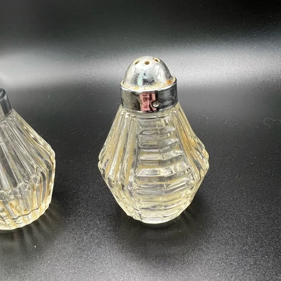 Vintage Anchor Hocking Clear Glass Salt and Pepper Shakers Chrome Tops - Picture 7 of 10